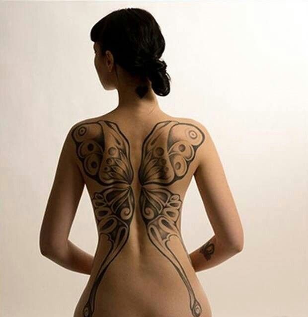 点击大图看下一张：女子满背帅气的蝴蝶翅膀纹身图片