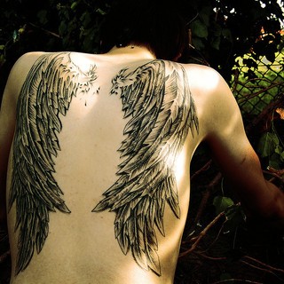 点击大图看下一张：女性唯美后背翅膀纹身图案
