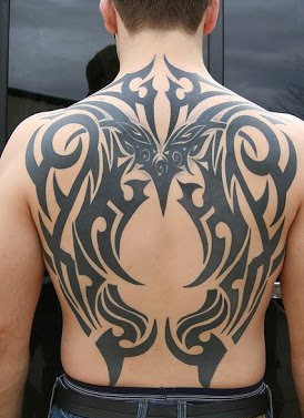 点击大图看下一张：男性背部帅气的部落图腾纹身图案