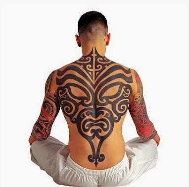 点击大图看下一张：男性背部帅气的部落图腾纹身图案