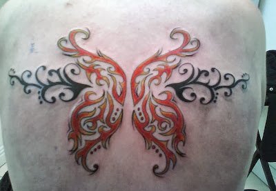 点击大图看下一张：男性背部帅气的部落图腾纹身图案