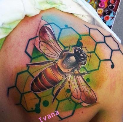 点击大图看下一张：辛勤劳作的蜜蜂纹身图案