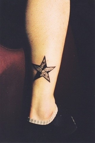 点击大图看下一张：腿部星形刺青纹身图案