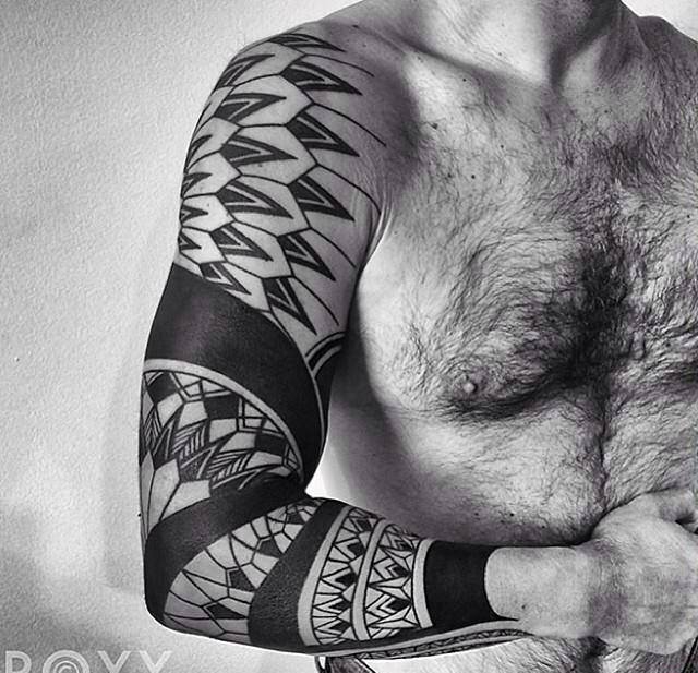 点击大图看下一张：几款霸气的男性花臂纹身图案