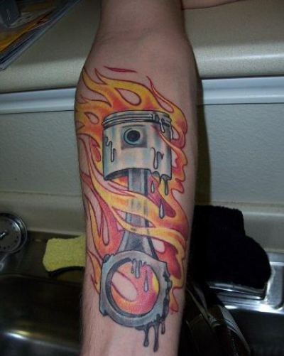 点击大图看下一张：男性喜爱的代表激情燃烧与动力的活塞纹身图案