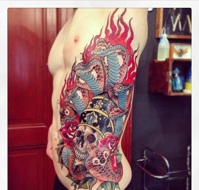 点击大图看下一张：男子侧肋漂亮的彩色多头蛇和骷髅纹身图片