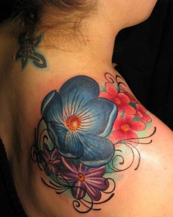 点击大图看下一张：女性肩膀上多款漂亮的花朵纹身图案