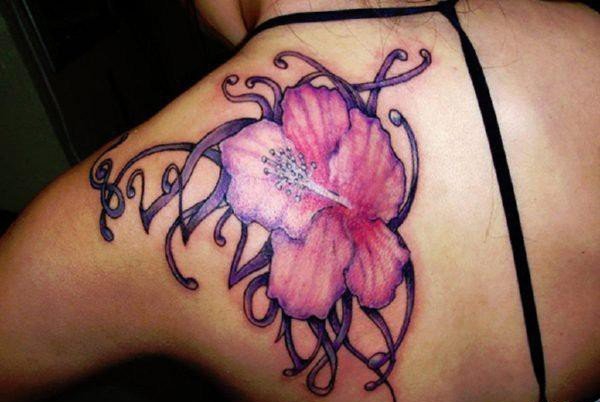 点击大图看下一张：女性肩膀上多款漂亮的花朵纹身图案