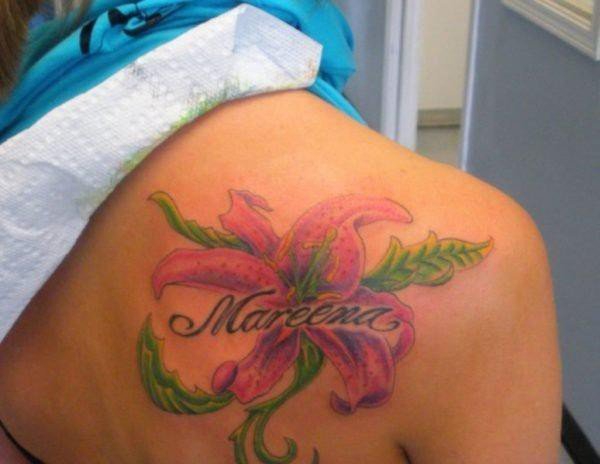 点击大图看下一张:女性肩膀上多款漂亮的花朵纹身图案