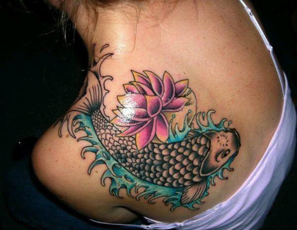 点击大图看下一张:女性肩膀上多款漂亮的花朵纹身图案