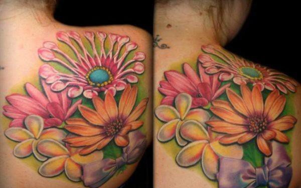 点击大图看下一张：女性肩膀上多款漂亮的花朵纹身图案