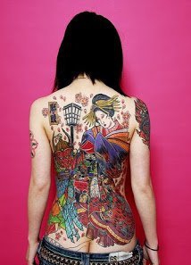 点击大图看下一张：女性背部艺妓纹身图案