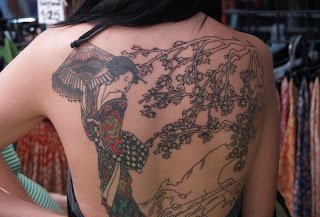 点击大图看下一张：女性背部艺妓纹身图案
