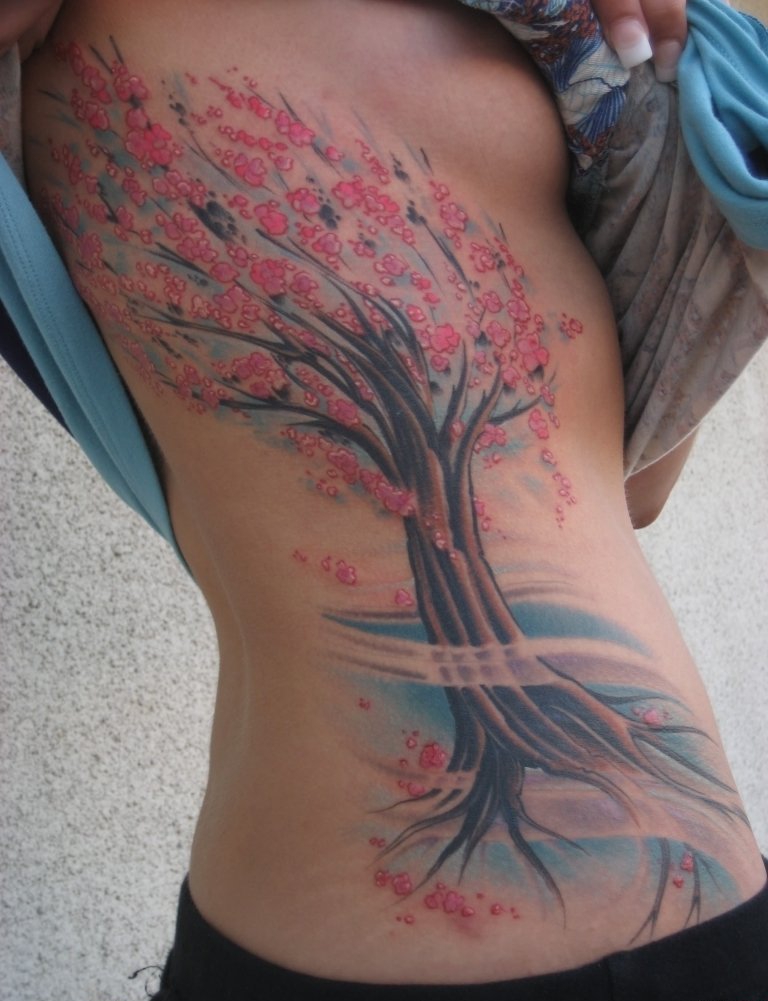 点击大图看下一张：女性身上漂亮的大树纹身图案