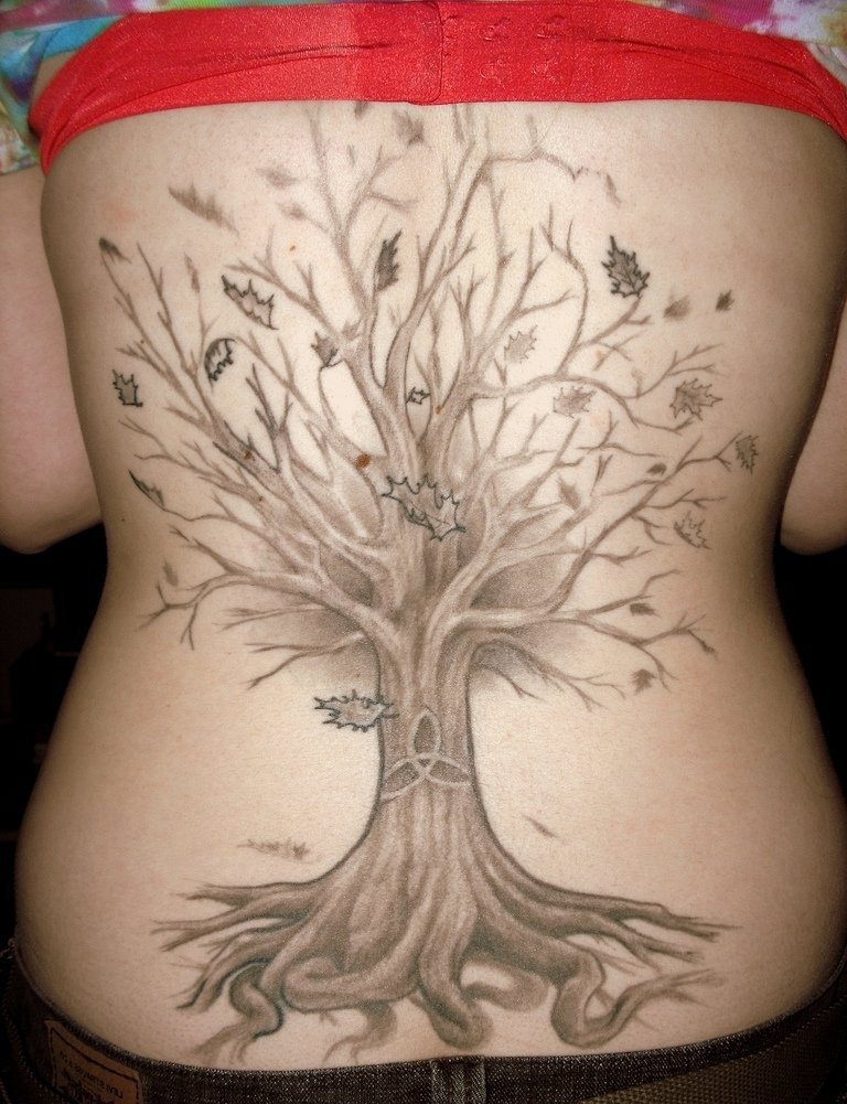 点击大图看下一张:女性身上漂亮的大树纹身图案