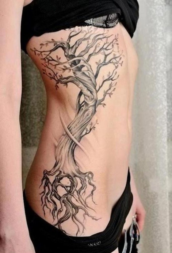 点击大图看下一张：女性身上漂亮的大树纹身图案