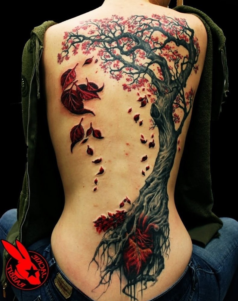 点击大图看下一张:女性身上漂亮的大树纹身图案