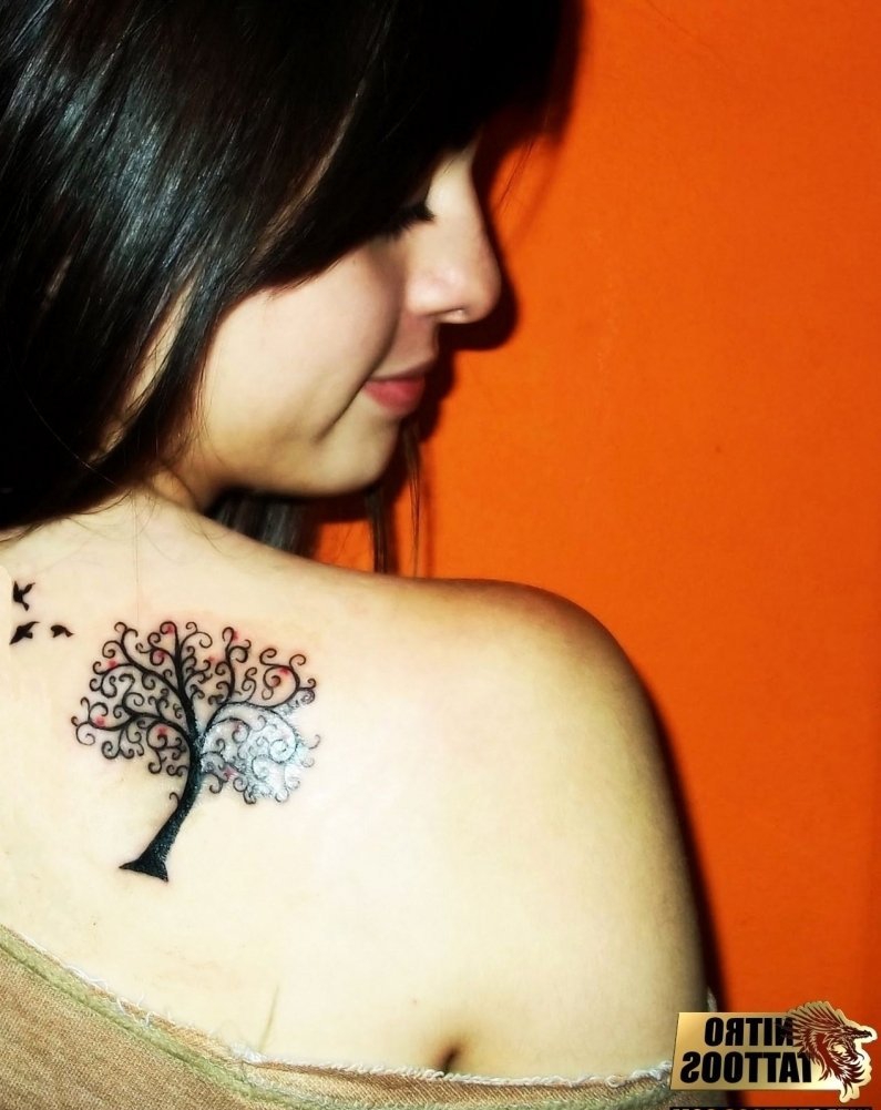 点击大图看下一张：女性身上漂亮的大树纹身图案