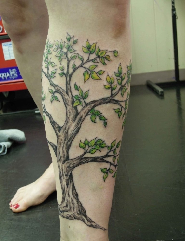 点击大图看下一张：女性身上漂亮的大树纹身图案