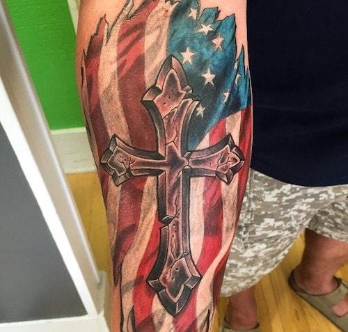 点击大图看下一张：战争主题下的美国国旗纹身图案