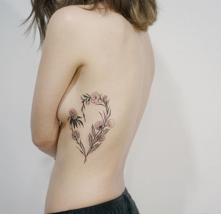 点击大图看下一张：女孩侧肋上漂亮的心形插花纹身图片