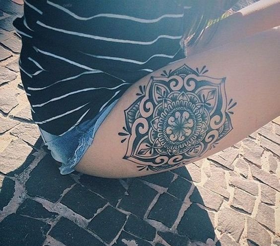 点击大图看下一张:女性大腿上各种样式漂亮的纹身图案