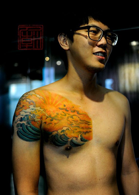 点击大图看下一张：胸部漂亮个性的纹身图案