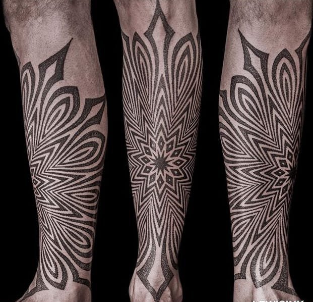 点击大图看下一张：多款小腿部位上复杂的装饰风格纹身图案