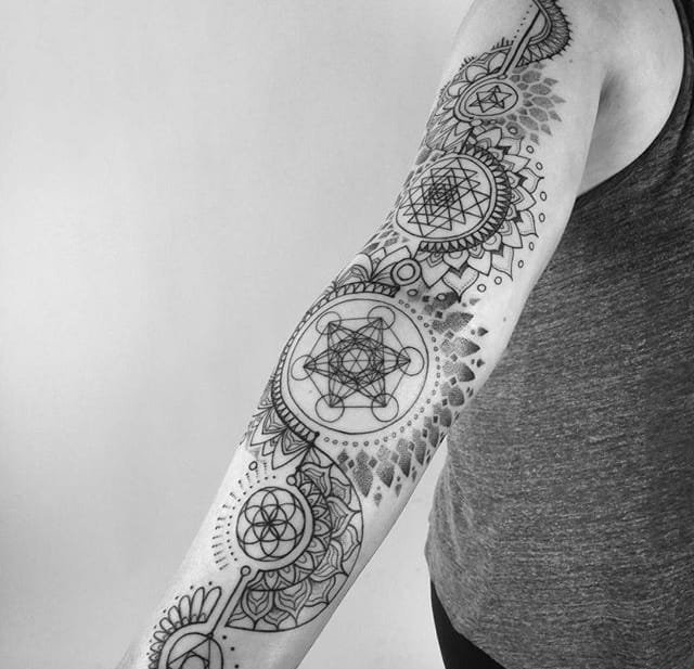 点击大图看下一张：男性帅气的神圣的几何图形纹身图案来自彼得