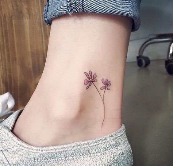 点击大图看下一张：女生脚踝上的小清新花朵纹身图片