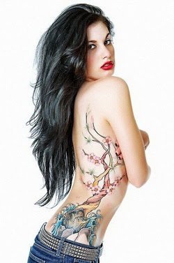 点击大图看下一张：女性漂亮的半祼侧身纹身图案