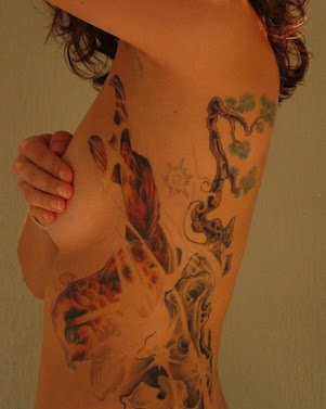 点击大图看下一张：女性漂亮的半祼侧身纹身图案