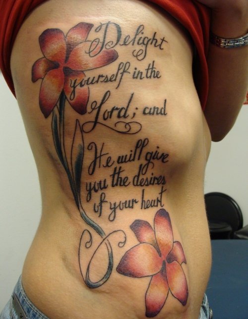 点击大图看下一张：女子侧肋上漂亮的花朵和英文圣经文字纹身