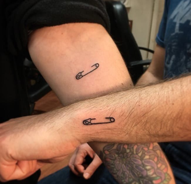 点击大图看下一张：手臂上个性的可爱的扣针纹身图案