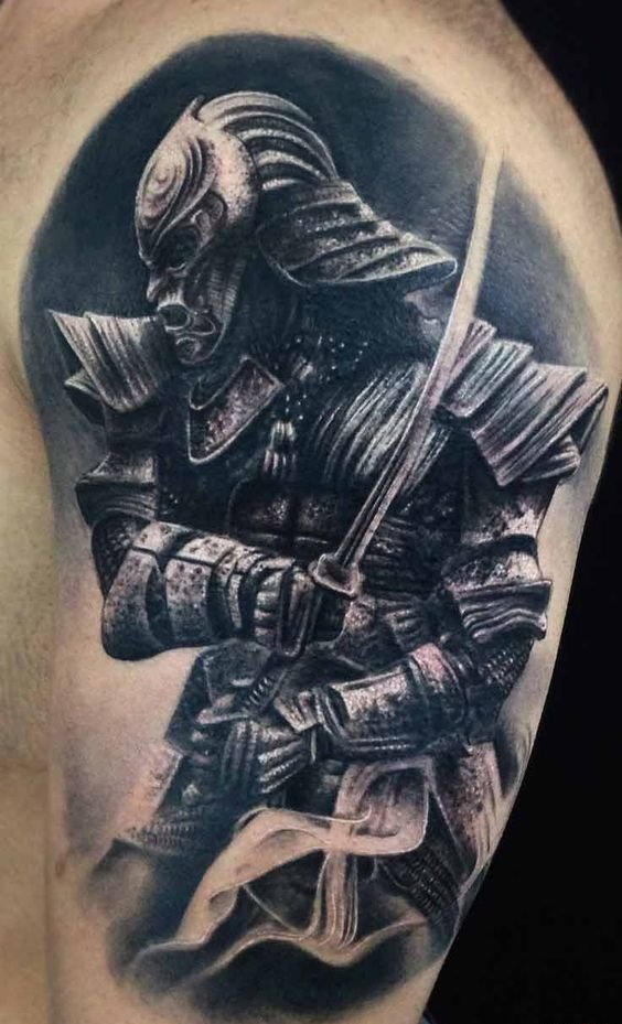 点击大图看下一张：男性威猛的身披盔甲的勇士纹身图案