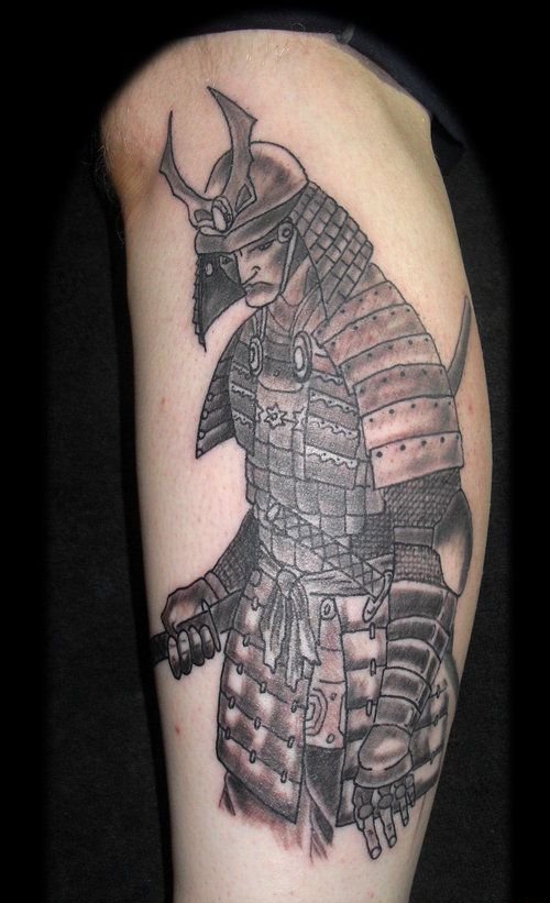 点击大图看下一张：男性威猛的身披盔甲的勇士纹身图案