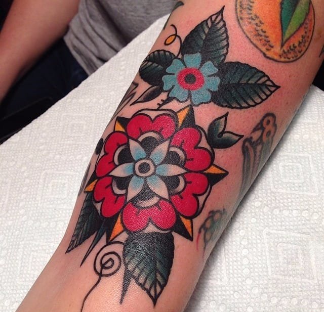 点击大图看下一张:精美的传统风格花卉纹身图案来自奥斯丁