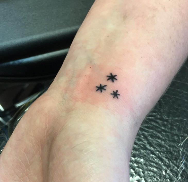 点击大图看下一张：多款漂亮的星星纹身图案