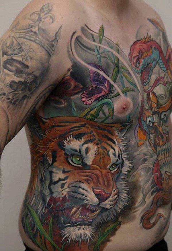 点击大图看下一张：花臂男子侧肋上帅气的老虎纹身图片