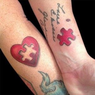 点击大图看下一张：情侣手腕爱心拼图纹身