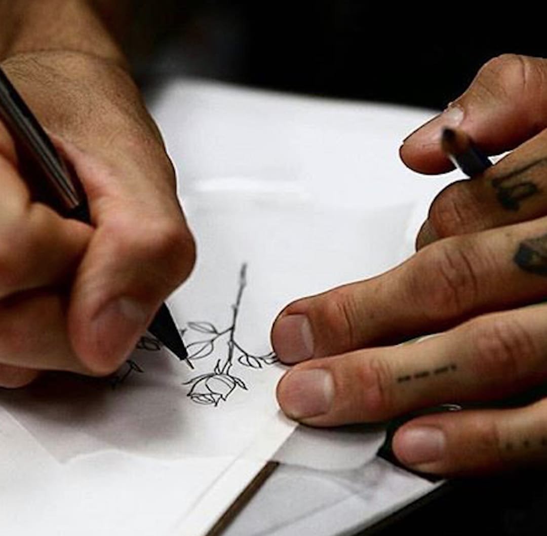 点击大图看下一张：各种黑色点刺风格山林图案纹身来自托马斯