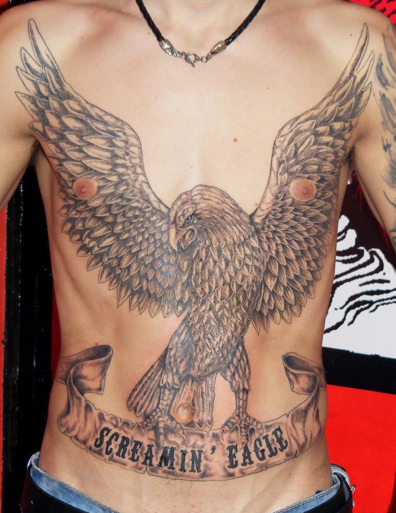 点击大图看下一张：男性胸部和腹部上霸气的大鹰纹身图片
