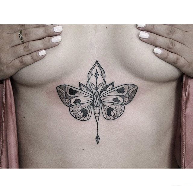 点击大图看下一张：女性胸骨下漂亮的装饰纹身图案来自泽利娜
