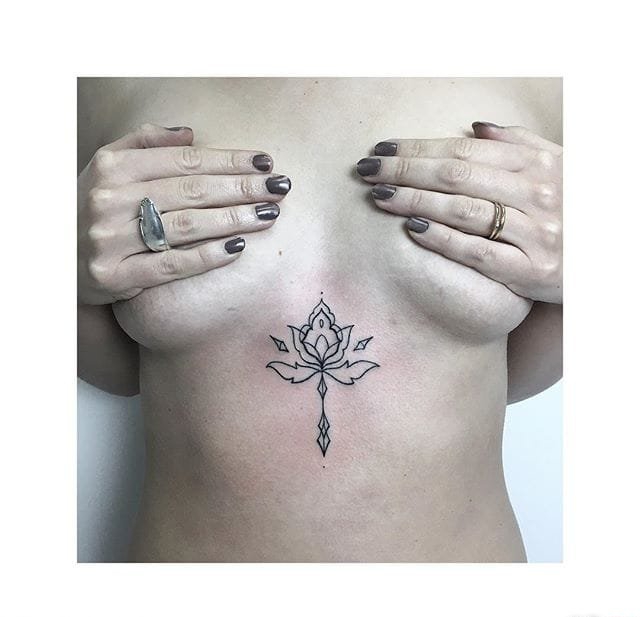 点击大图看下一张：女性胸骨下漂亮的装饰纹身图案来自泽利娜