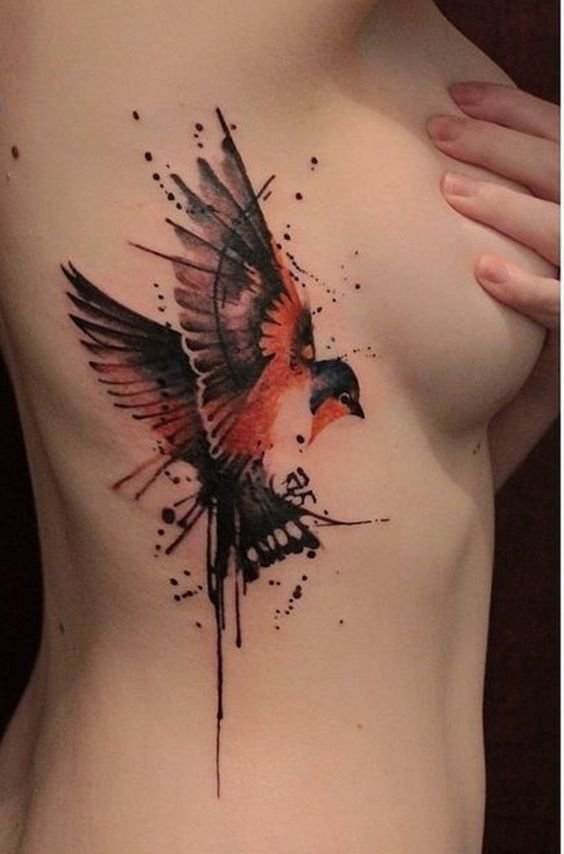 点击大图看下一张：女性右侧肋上漂亮的水彩鸟纹身图片