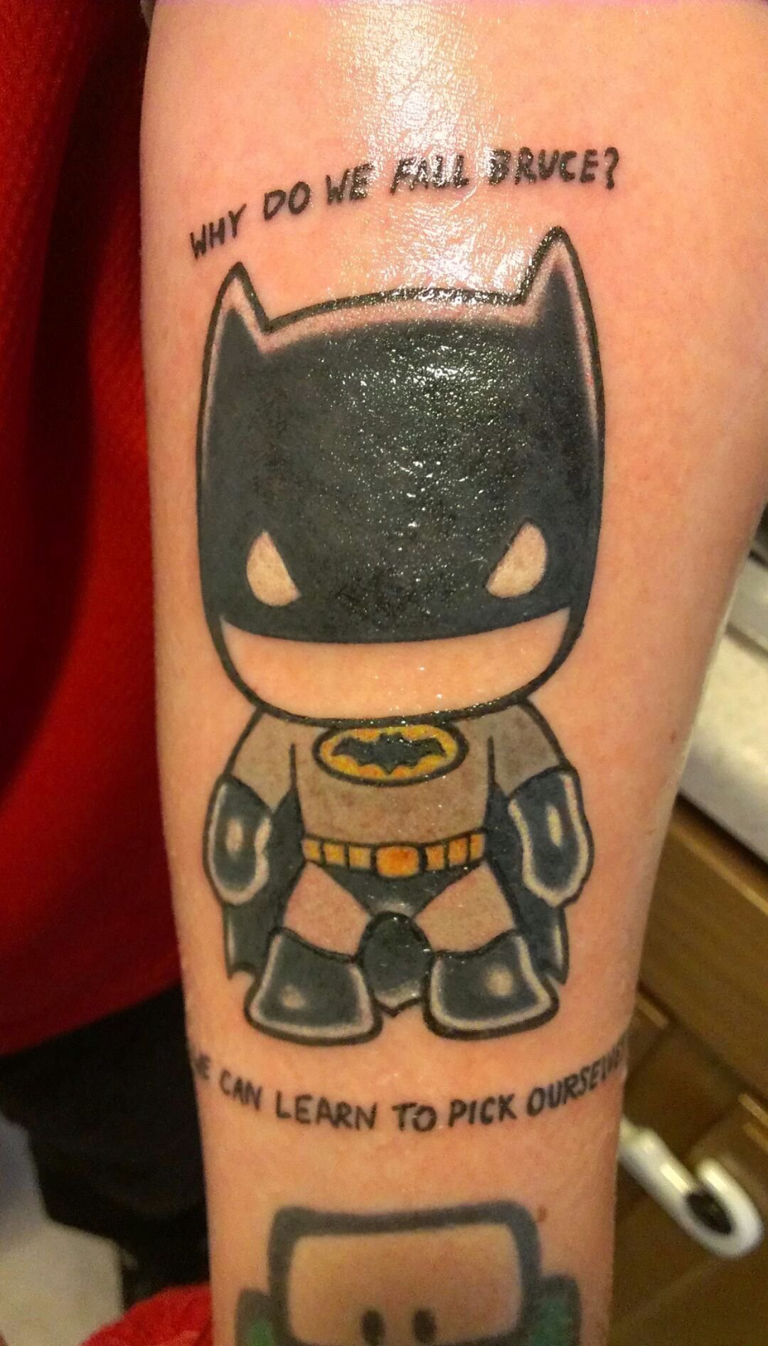 点击大图看下一张：小腿上可爱的黑色蝙蝠侠纹身图片