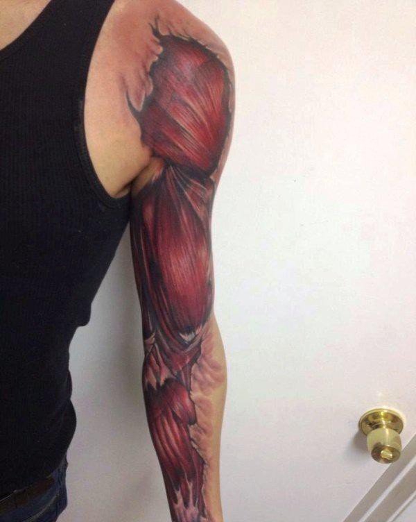 点击大图看下一张:男性血腥的肌肉外露纹身图案