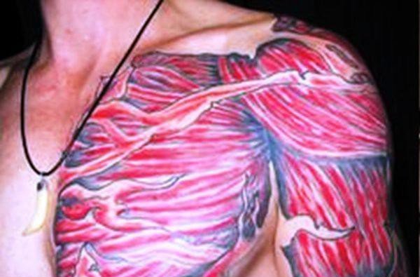 点击大图看下一张:男性血腥的肌肉外露纹身图案