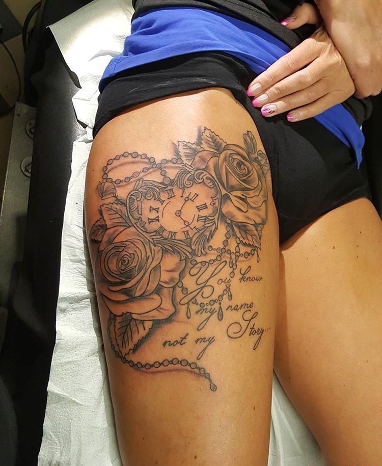 点击大图看下一张：性感女子右大腿黑灰色时钟玫瑰花英文字纹身图片