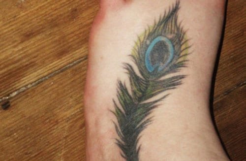 点击大图看下一张：漂亮的大孔雀羽毛纹身图案
